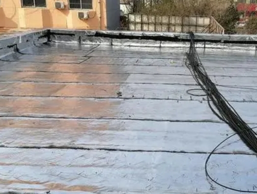 芜湖卫生间漏水维修公司分享下芜湖屋面楼顶防水刚性防水层施工要点。
